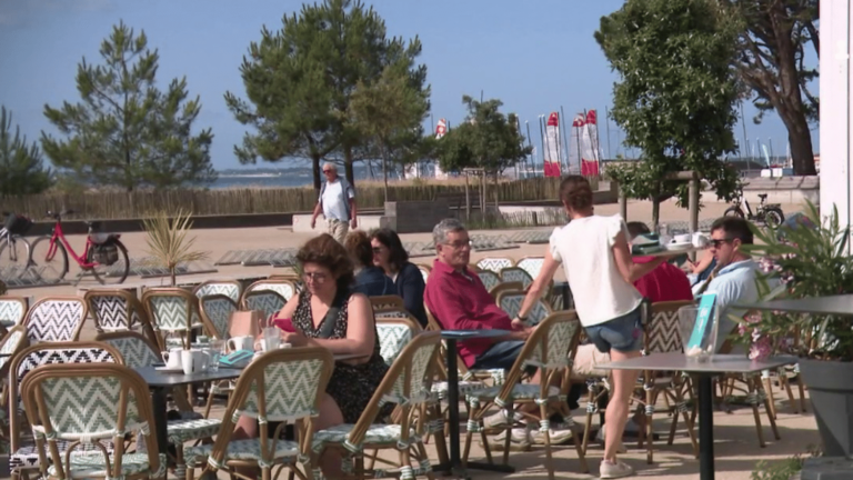 Vacances d'été : les juillettistes déjà sur le départ
          Pour de nombreux touristes, les vacances d'été ont déjà commencé, vendredi 28 juin. Une aubaine pour de nombreux commerçants, notamment en bord de mer, où la saison est cruciale.