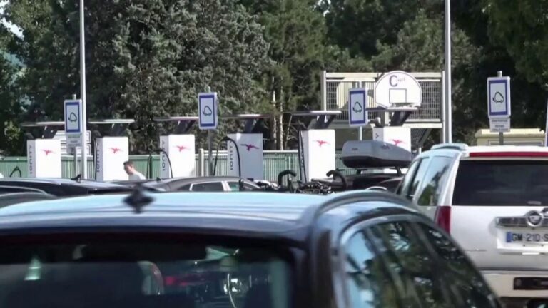 Départs en vacances : les premiers voyageurs prennent la route
          Les premiers départs en vacances ont lieu, vendredi 5 juillet. Entre tensions politiques et météo morose, la pause estivale était attendue de tous.