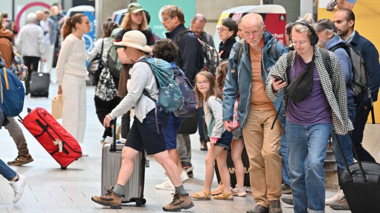 Reportage



  

  
  

      

  

  
    "Moi je vais être vraiment en vacances !" : quand les parents envoient leurs enfants passer l'été chez les grands-parents ou en colonie
          La SNCF attend quelque 450 000 voyageurs dans les gares parisiennes à l'occasion du premier week-end de départ en vacances, dont beaucoup d'enfants qui rejoignent les centres de colonie ou la maison des grands-parents.